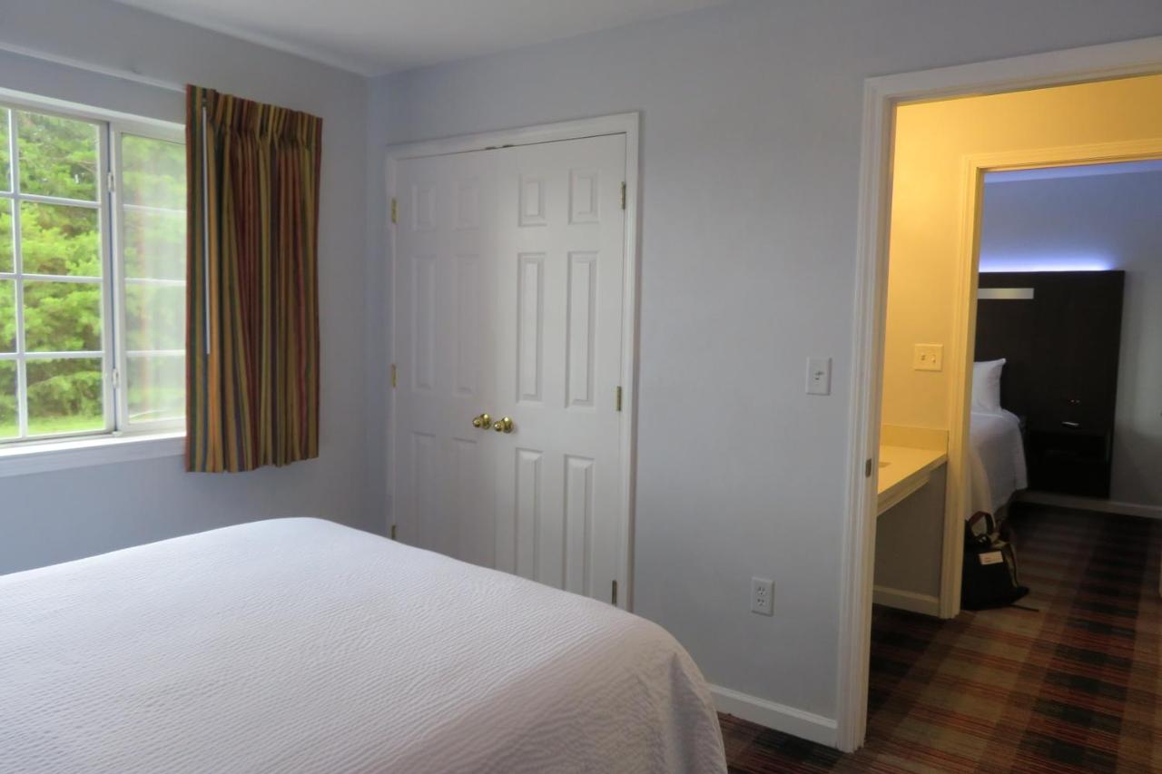 Luxbury Inn & Suites — photo 22