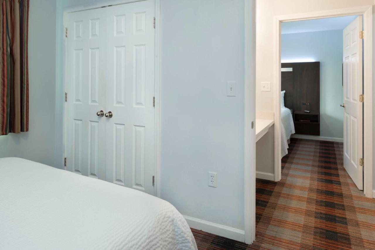 Luxbury Inn & Suites — photo 18
