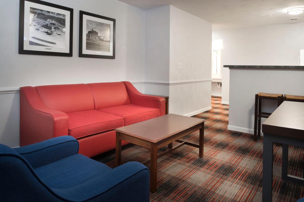 Luxbury Inn & Suites — photo 16