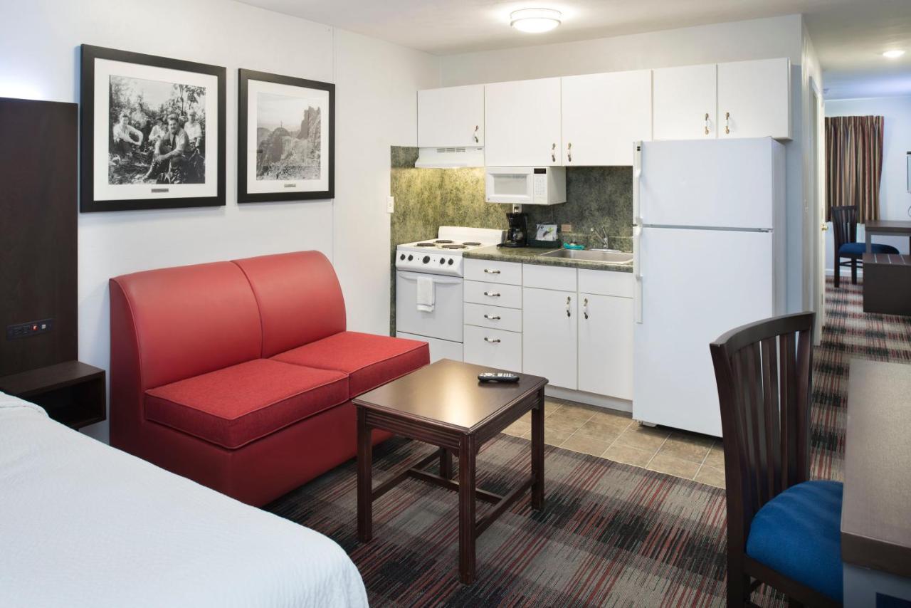 Luxbury Inn & Suites — photo 11