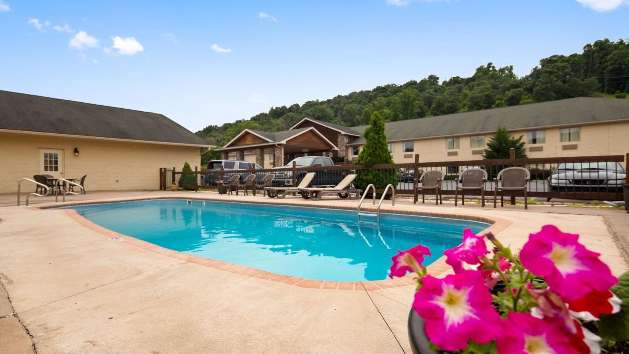 Heated swimming pool: SureStay Plus Hotel by Best Western Berkeley Springs