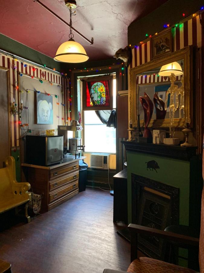 Carlton Arms Hotel - 3