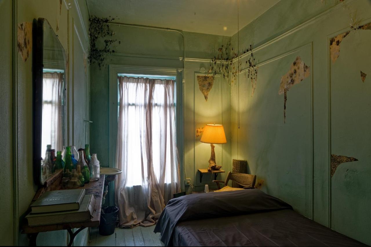 Carlton Arms Hotel - 2