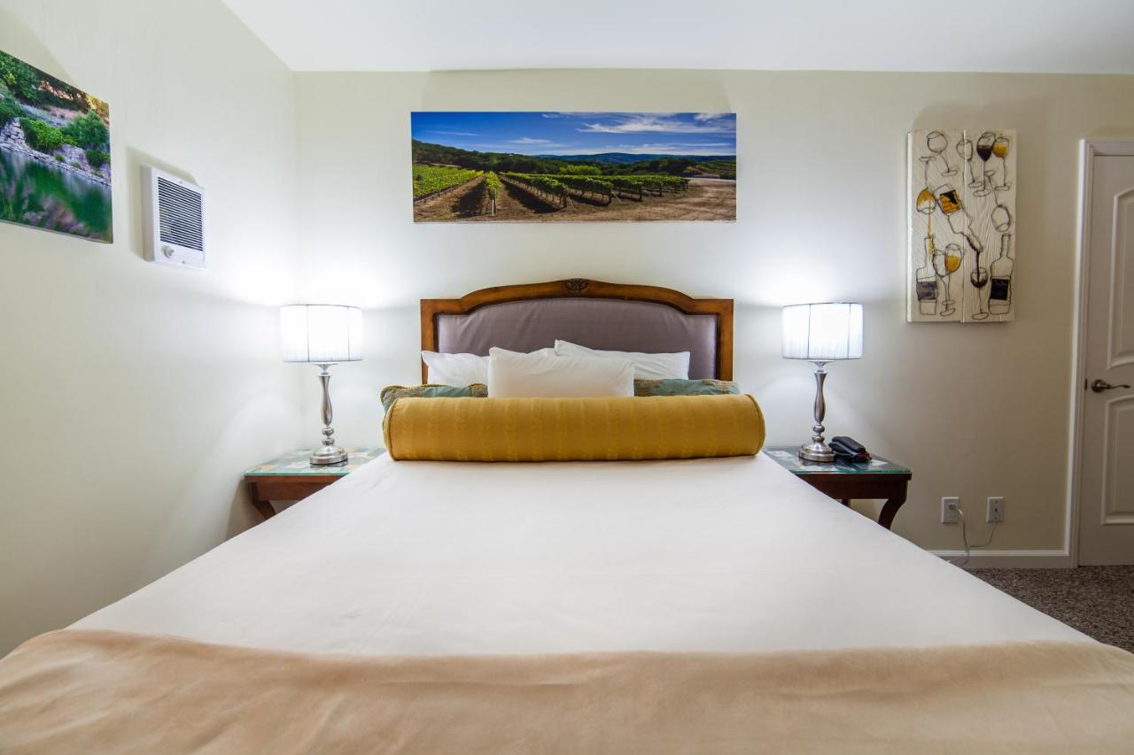 The Vendange Carmel Inn & Suites — photo 21
