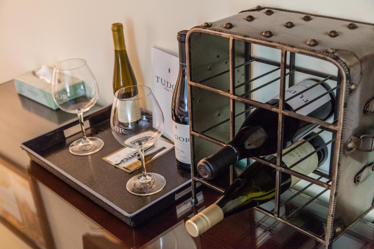 The Vendange Carmel Inn & Suites — photo 10