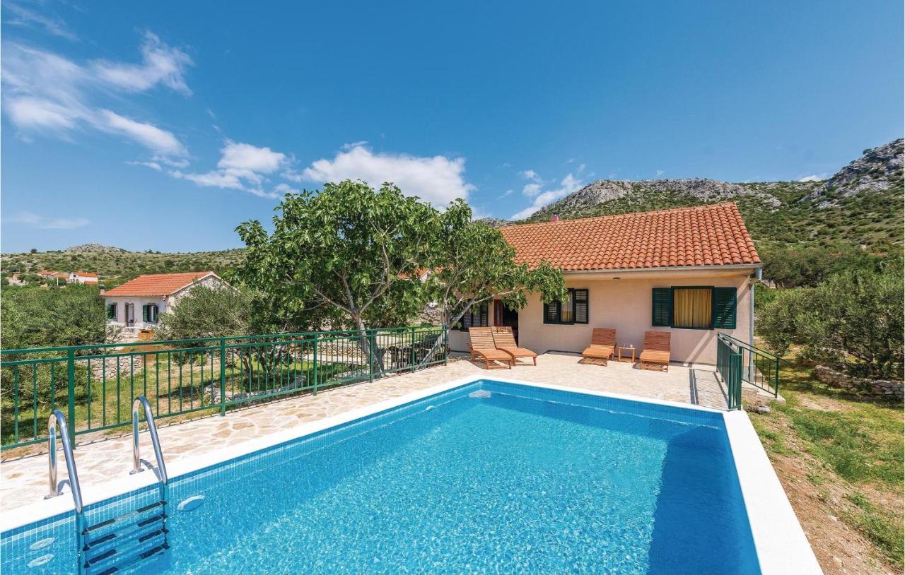 Heated swimming pool: Nice home in Sibenik with WiFi, Heated swimming pool and Swimming pool