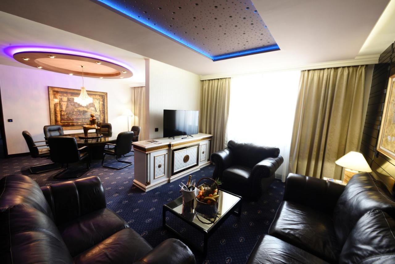 Hotel Holiday photo