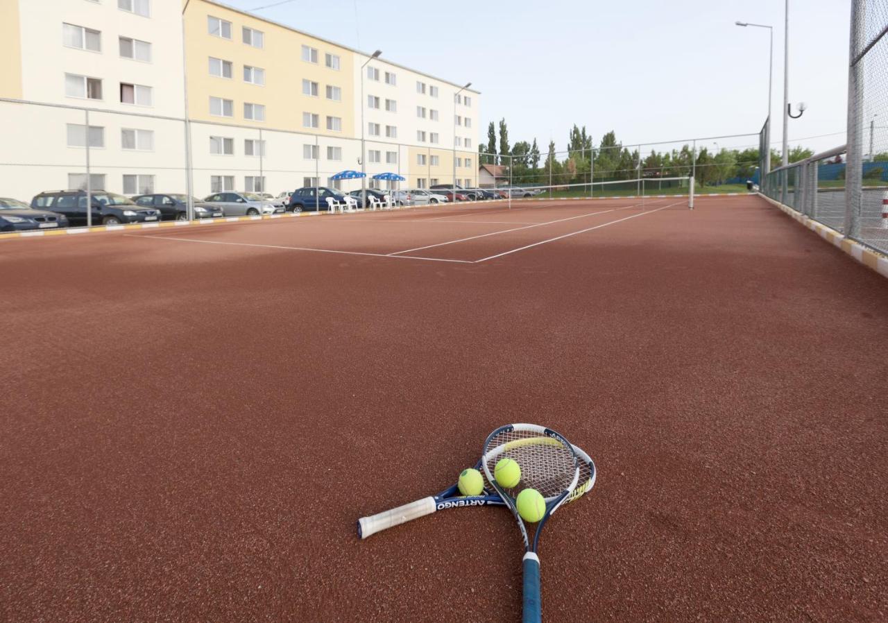 Tennis court: RIN Airport Hotel