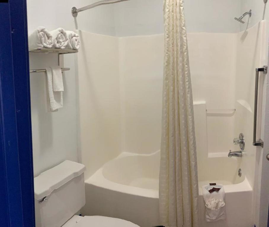 Budget Inn — photo 18