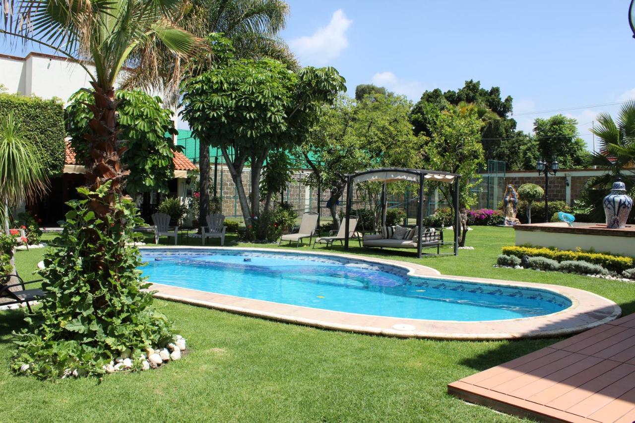 Heated swimming pool: Hotel Boutique La Rioja