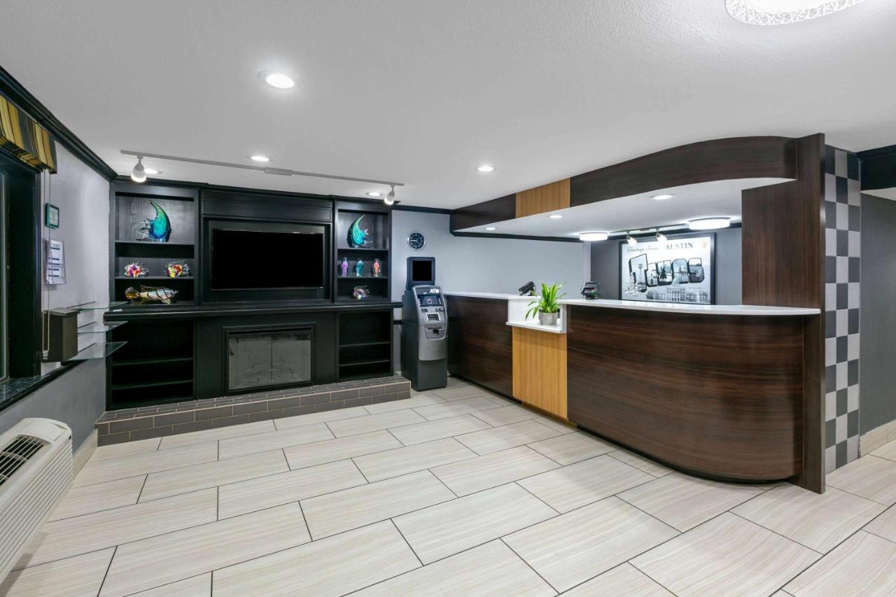 Super 8 by Wyndham Austin University/Downtown Area - 5