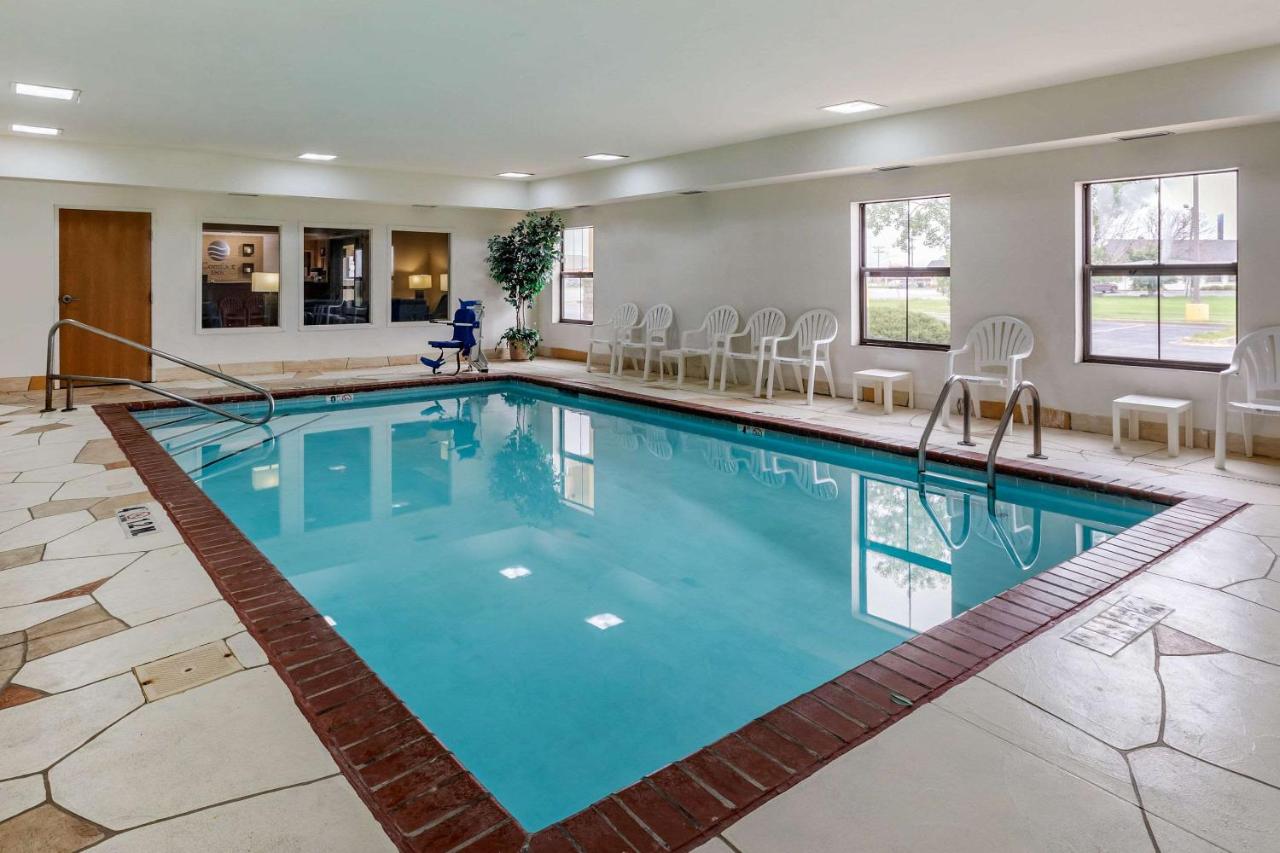 Heated swimming pool: Comfort Inn Walcott near Davenport