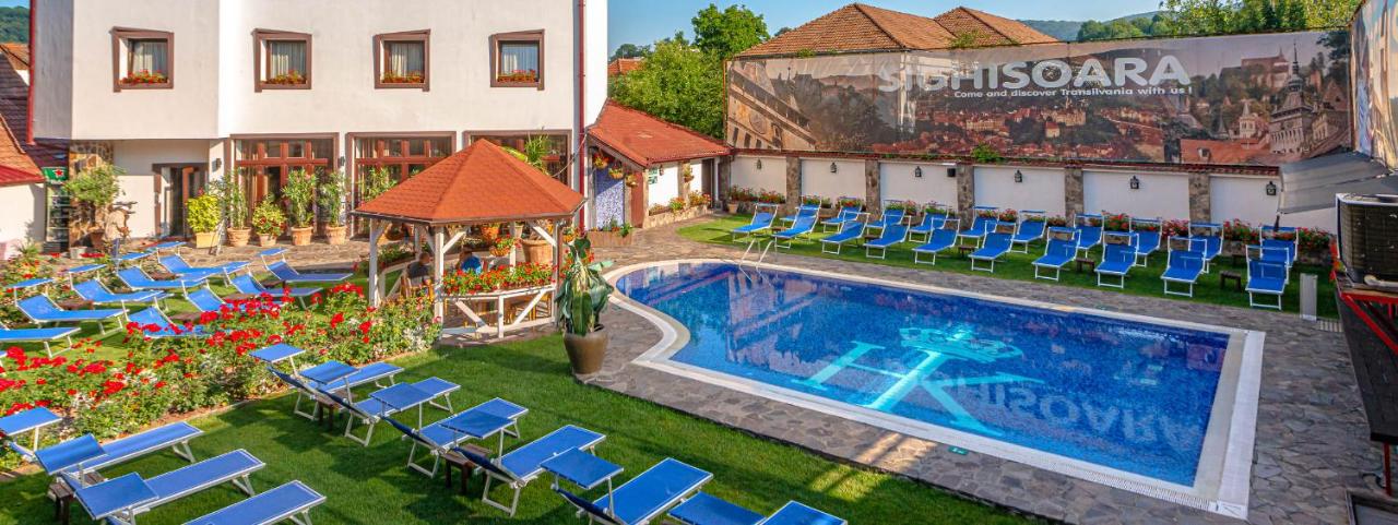 Heated swimming pool: Hotel Korona