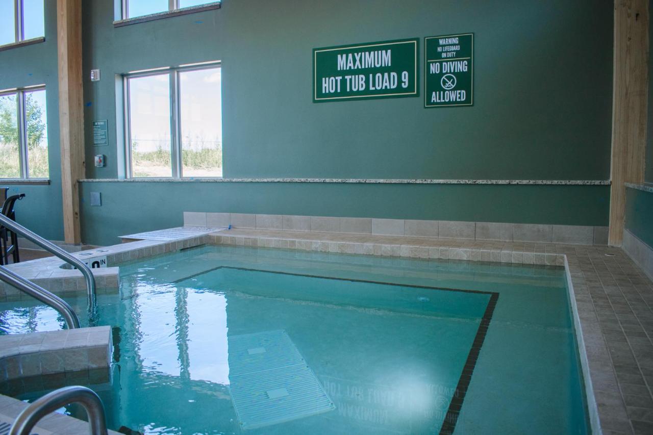 Heated swimming pool: The Lodge at Mauston