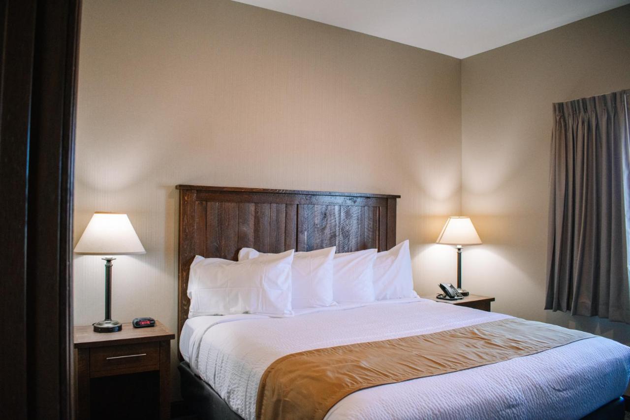 The Lodge at Mauston — photo 14