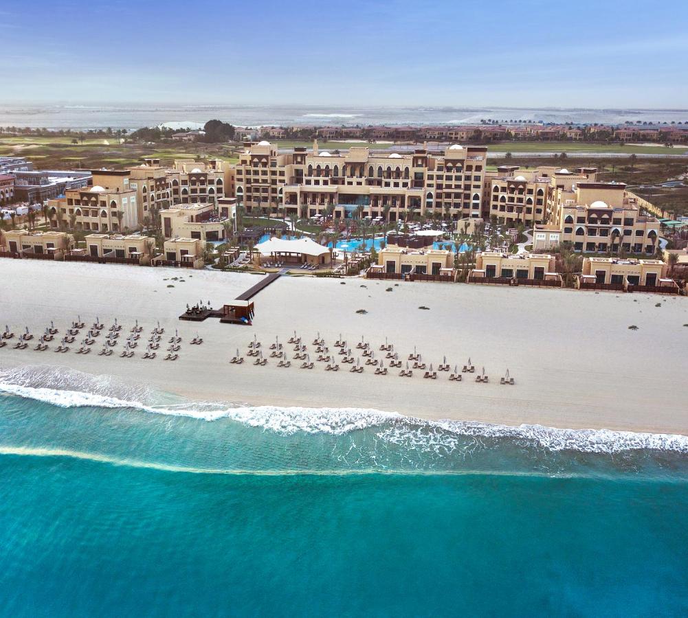 Tennis court: Saadiyat Rotana Resort and Villas