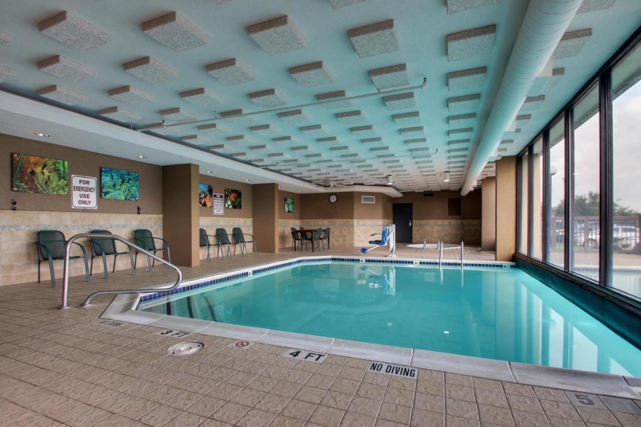 Heated swimming pool: Sonesta Essential Houston Hobby Airport