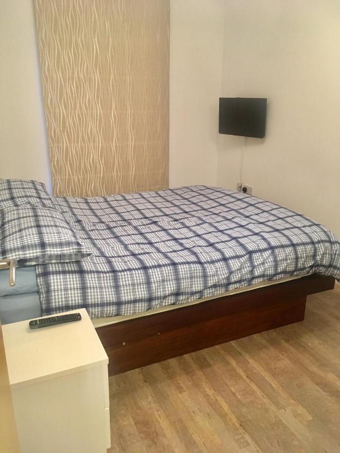 New Central Woking 1 and 2 Bedroom Apartments with Free Gym, close to Train Station photo