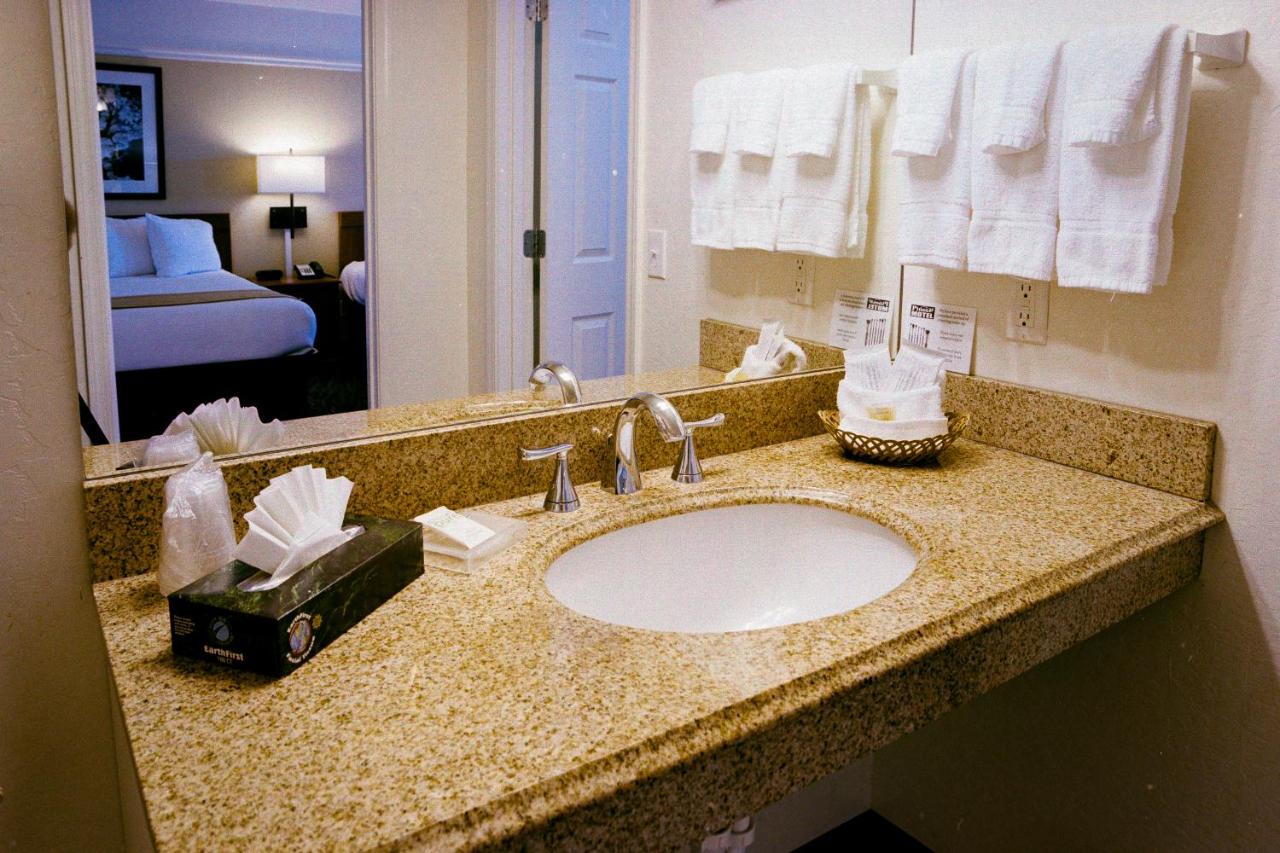 Pines Inn & Suites — photo 8