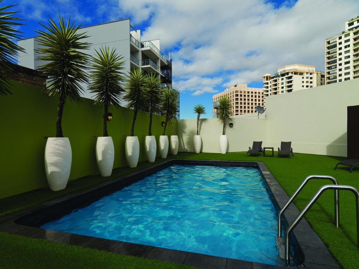 Rooftop swimming pool: Vibe Hotel Sydney