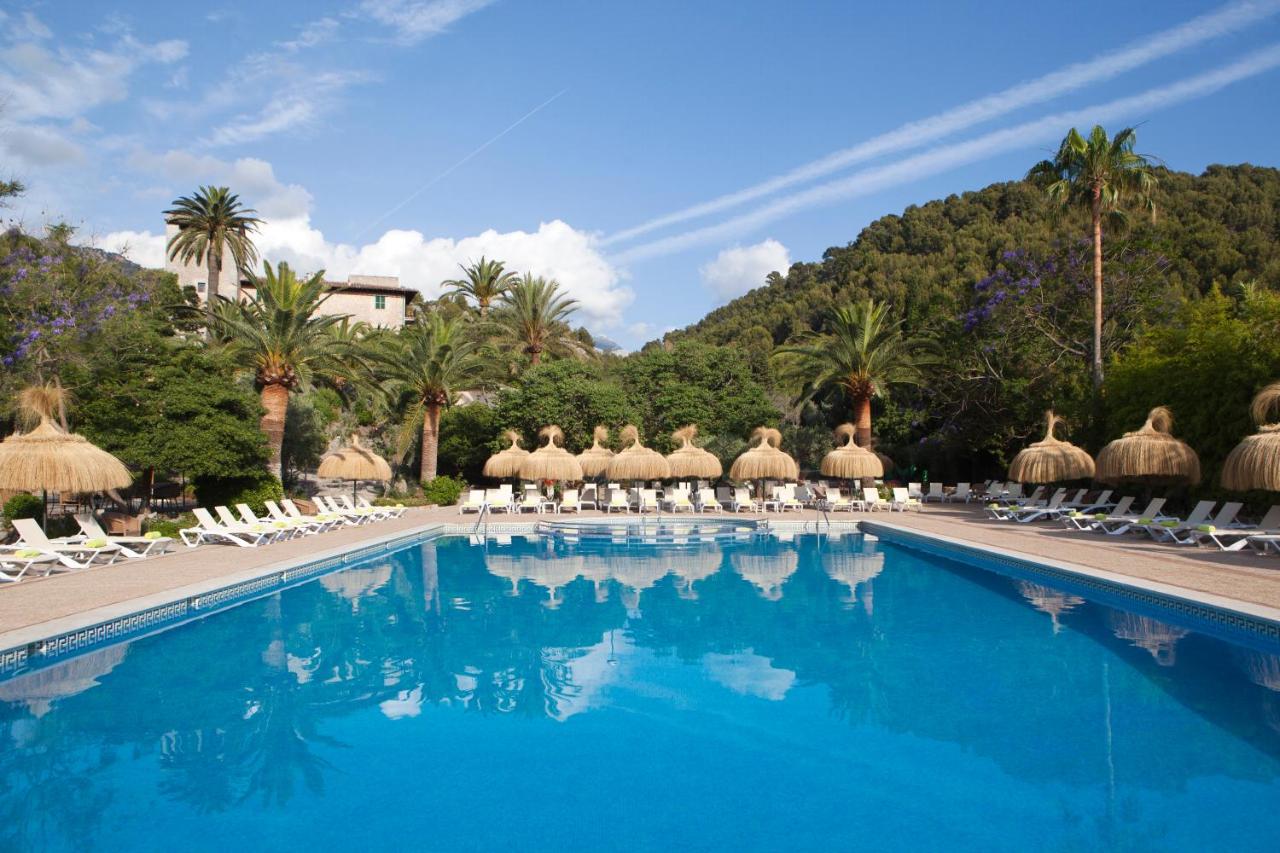 Heated swimming pool: Hotel Es Port