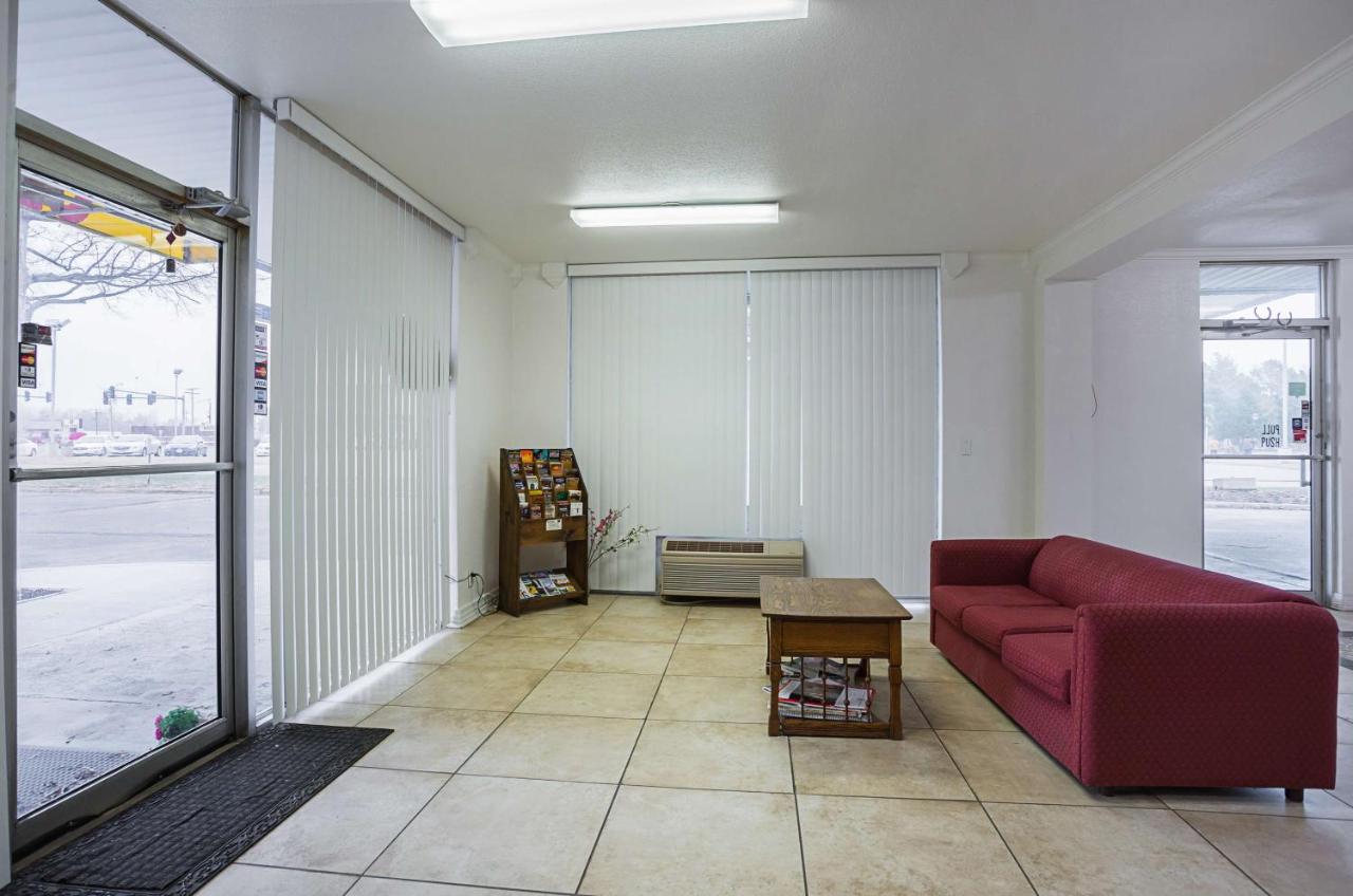 Deluxe Inn — photo 21