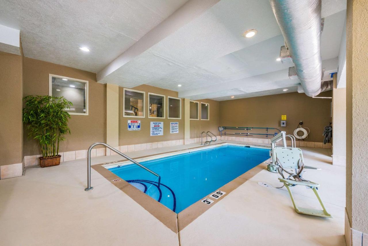 Heated swimming pool: Sleep Inn Statesville I-40