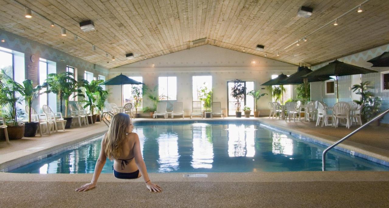 Heated swimming pool: Bayside Resort Hotel