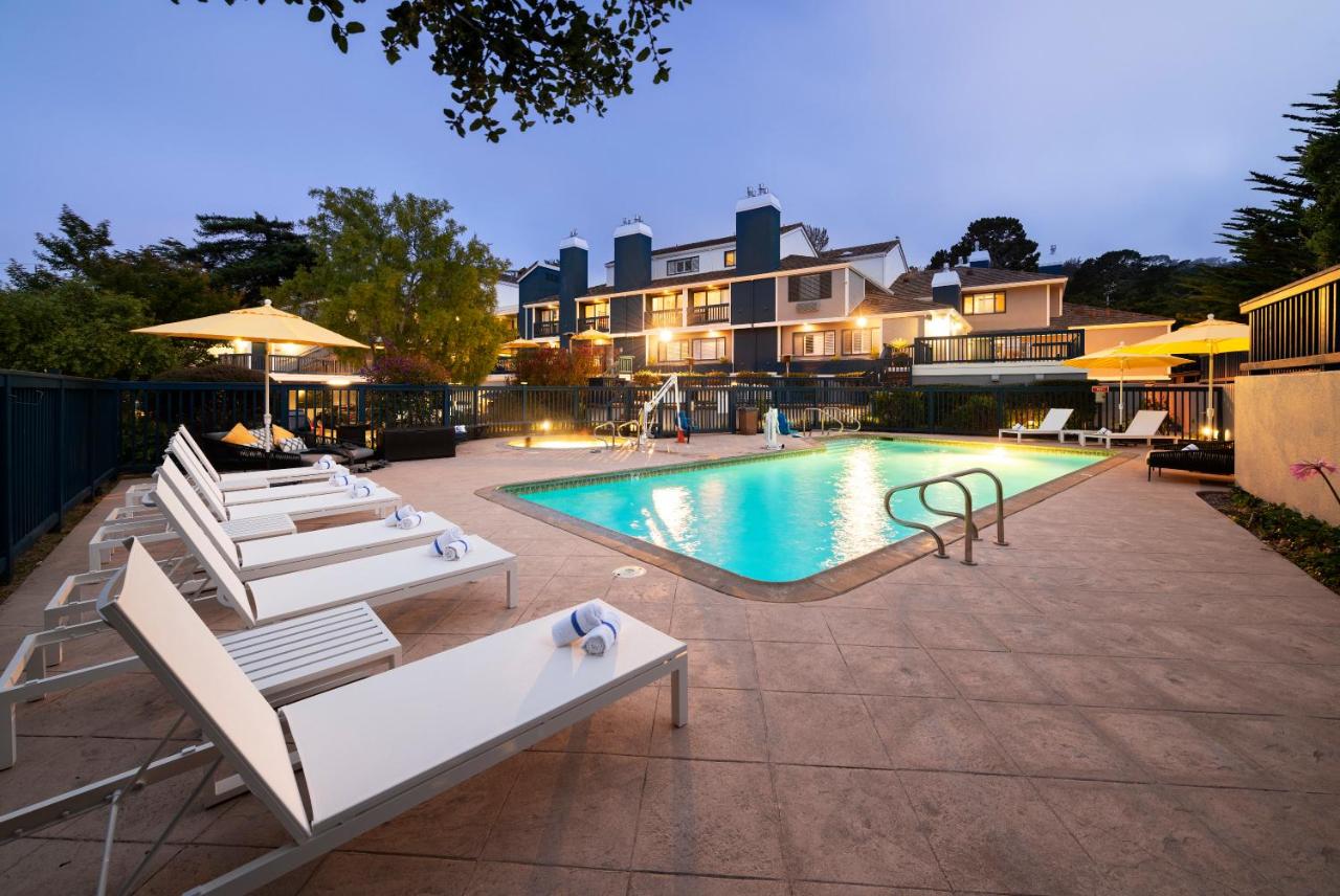 Heated swimming pool: Mariposa Inn and Suites