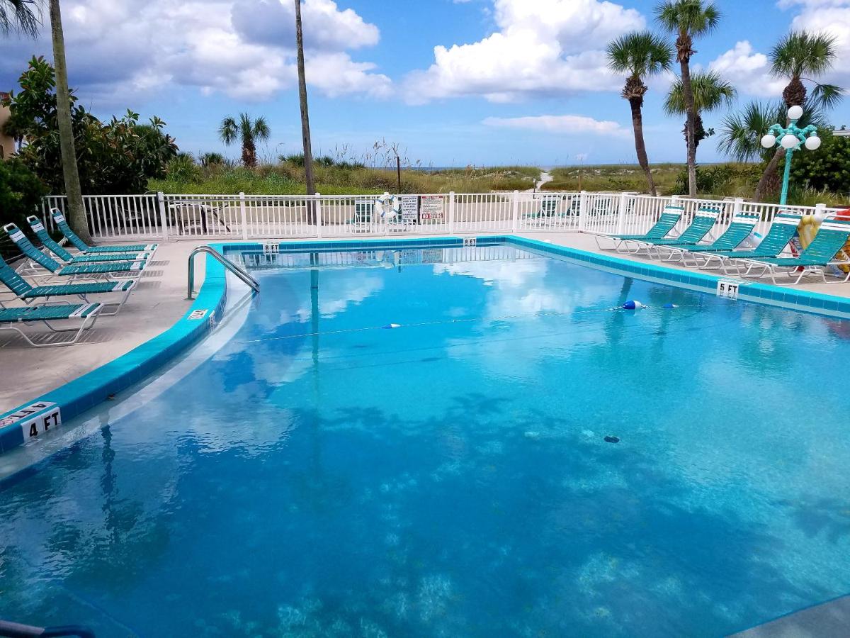 Heated swimming pool: Johns Pass Beach Motel