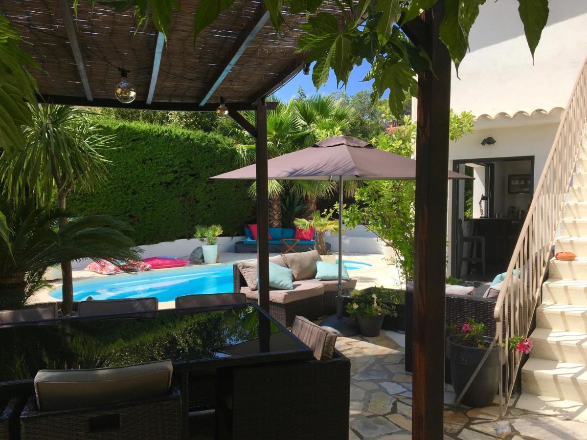 Bed,Kitchen and Swimming Pool Villa Esterel