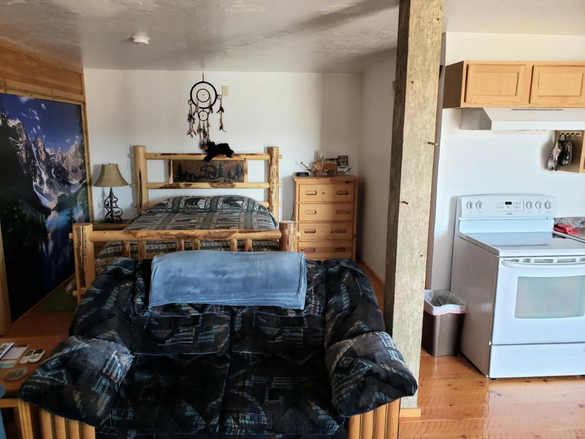 Wolf Den Log Cabin Motel and RV Park — photo 21