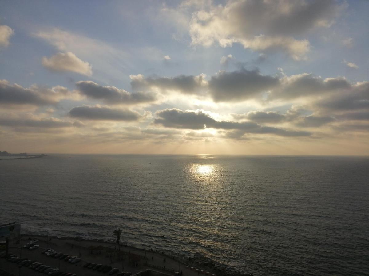 Beach: Midpoint Sea View - families only