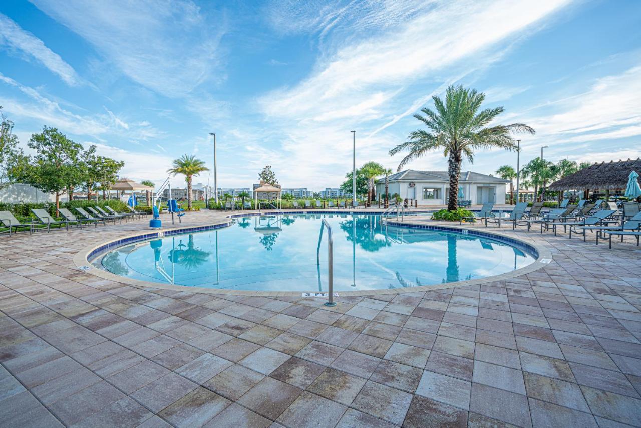Heated swimming pool: Only 5 Miles from Disney! Free Water Park! 2 Bed, 2 Bath Condo, Sleeps 8