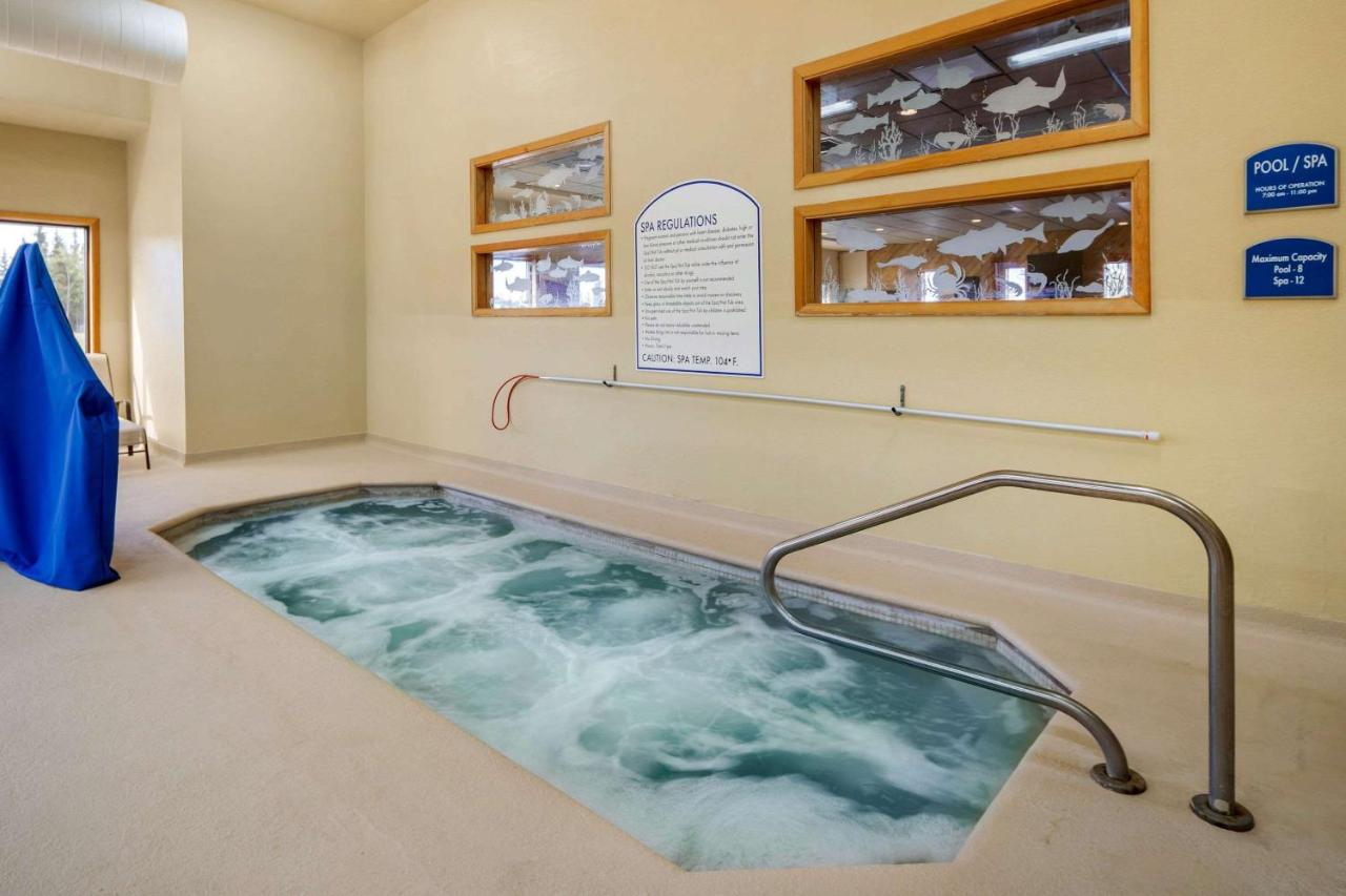 Heated swimming pool: Quality Inn Kenai