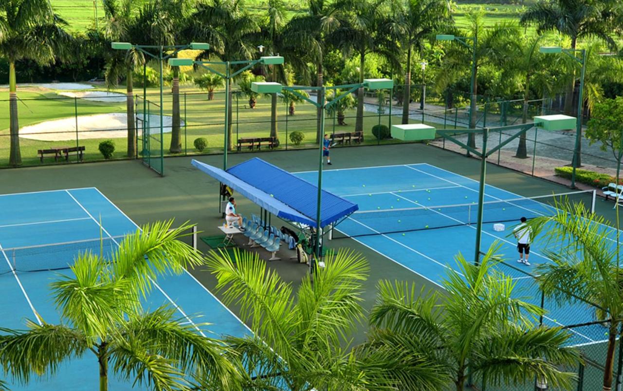 Tennis court: Camela Hotel & Resort