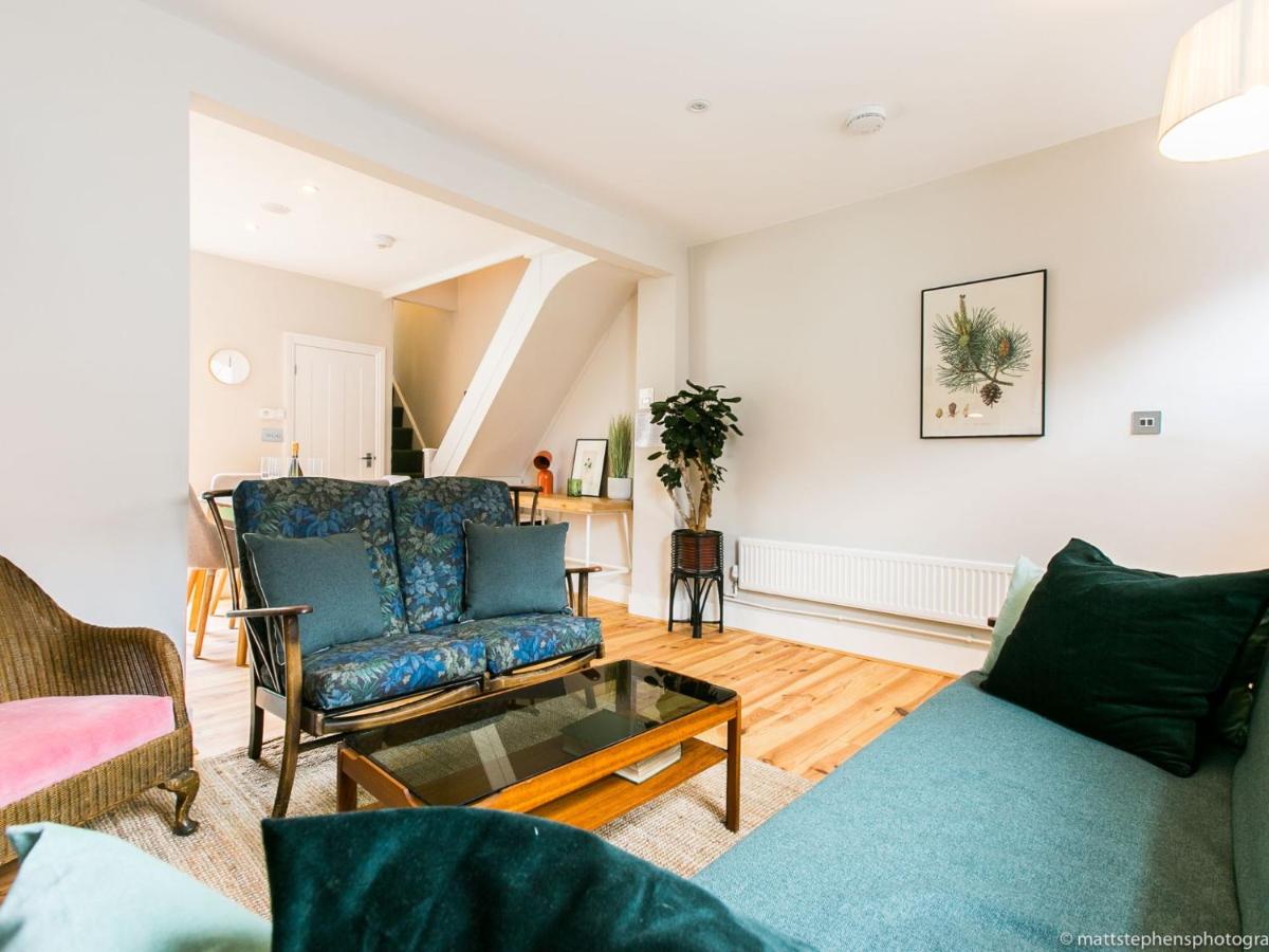 {{ hotelInfo.altText }}