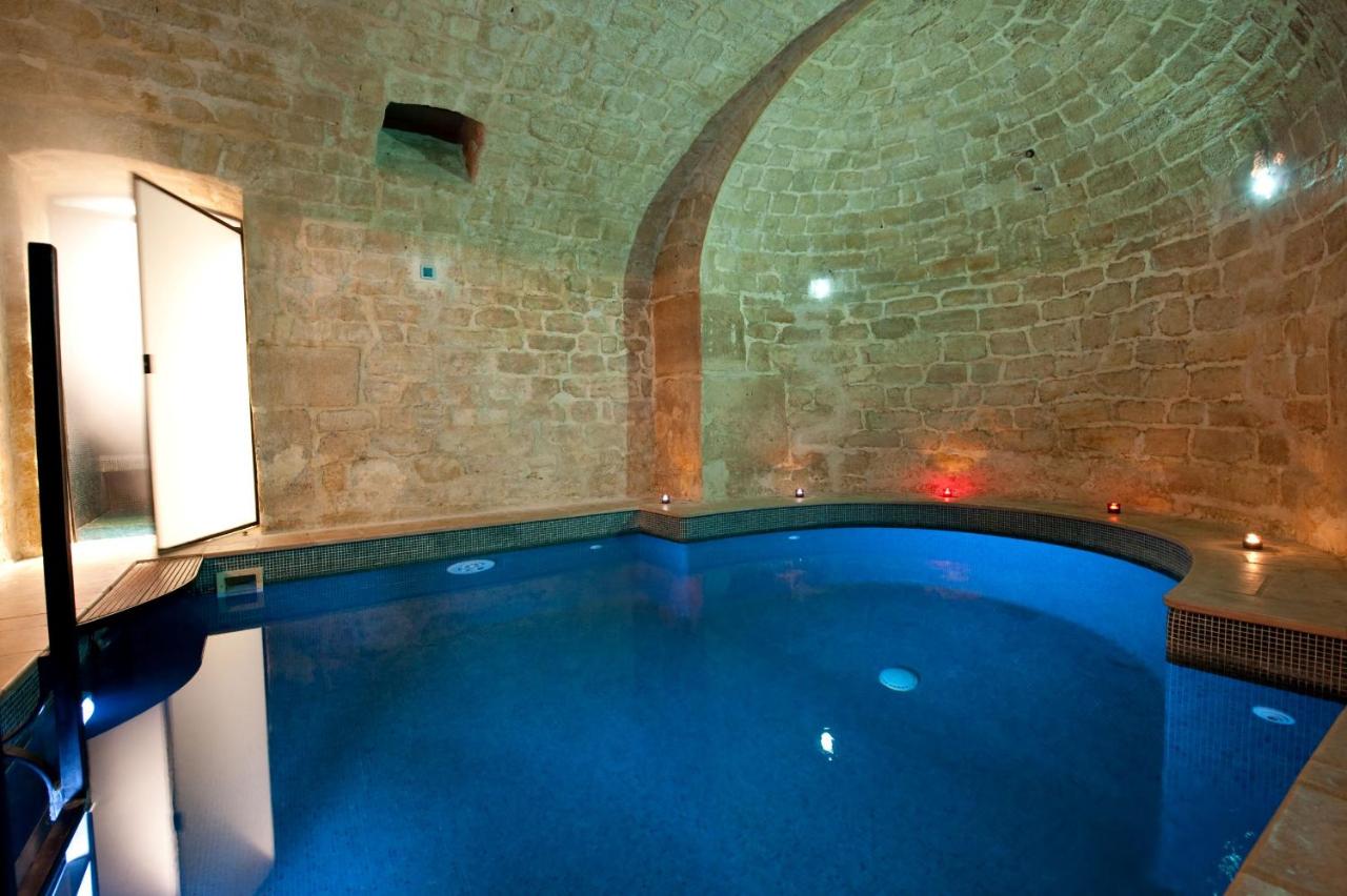 Heated swimming pool: L'Hôtel