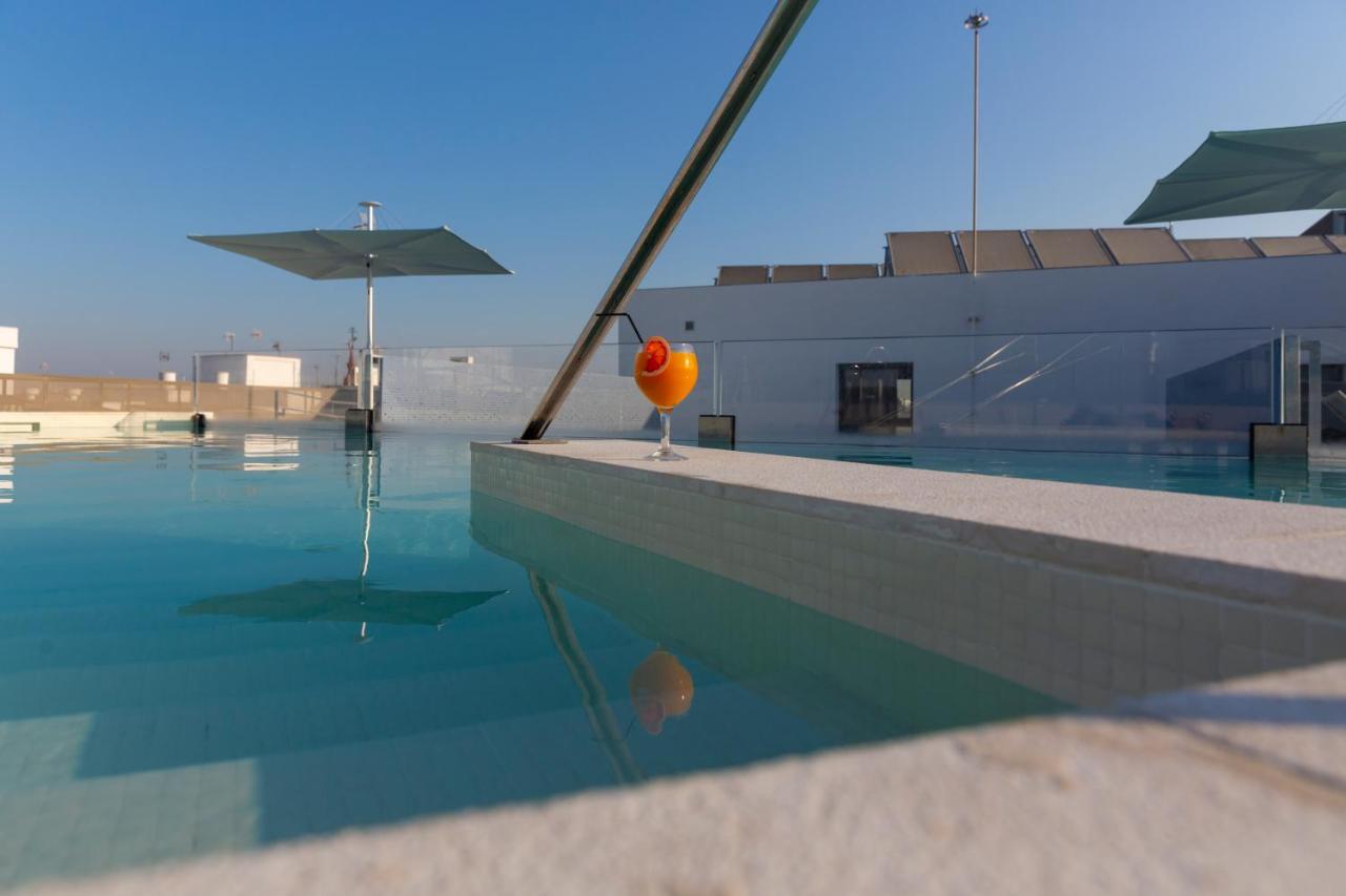 Rooftop swimming pool: Hotel Macià Sevilla Kubb