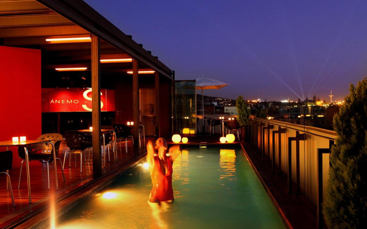 Rooftop swimming pool: Cram Hotel