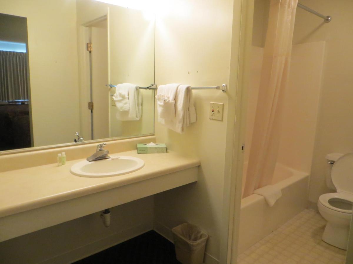 Waterfront Inn 1009 S Huron Ave — photo 15