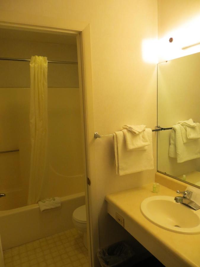 Waterfront Inn 1009 S Huron Ave — photo 14