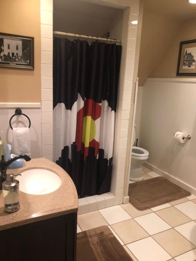 Downtown BnB King Bed Clawfoot Tub & Jacuzzi — photo 23