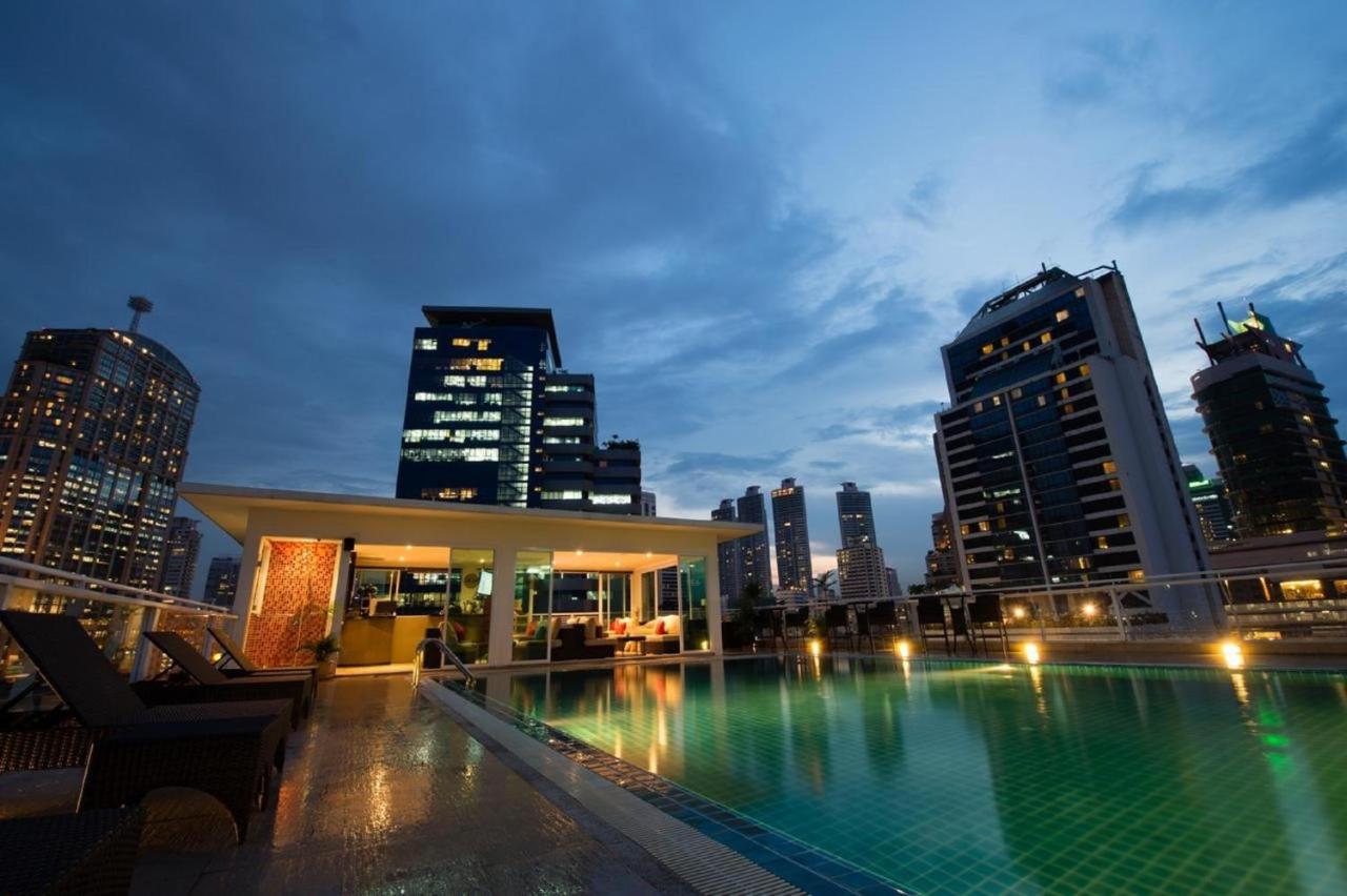 Rooftop swimming pool: The Bless Hotel and Residence