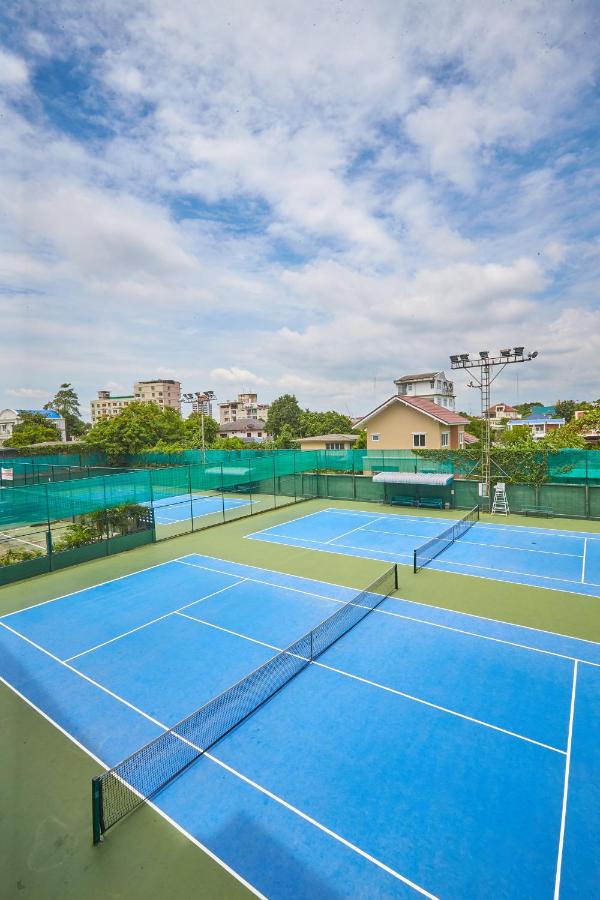Tennis court: Sivalai Place