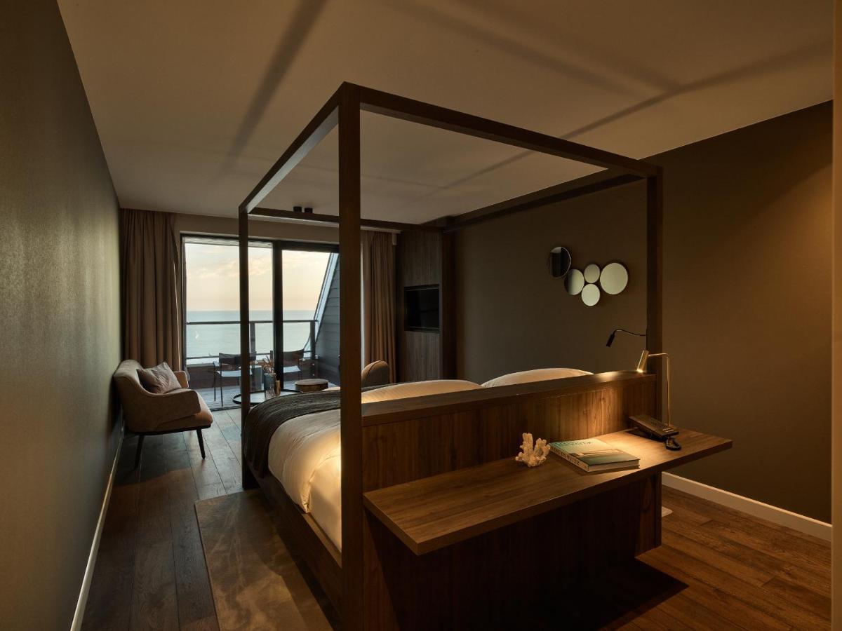 Een bed of bedden in een kamer bij Hotel de Blanke Top