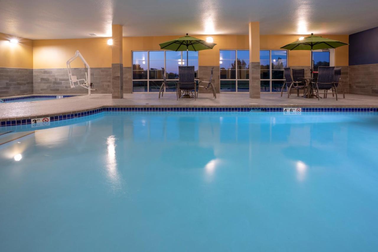 Heated swimming pool: GrandStay Hotel & Suites