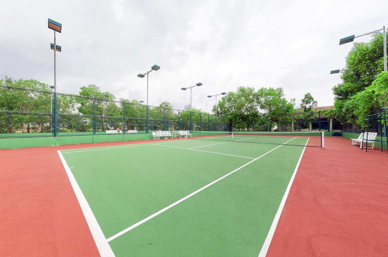 Tennis court: Sun Spa Resort & Villa