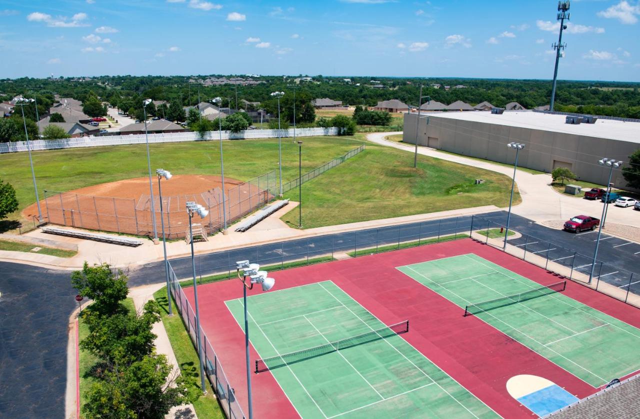 Tennis court: NCED Conference Center & Hotel