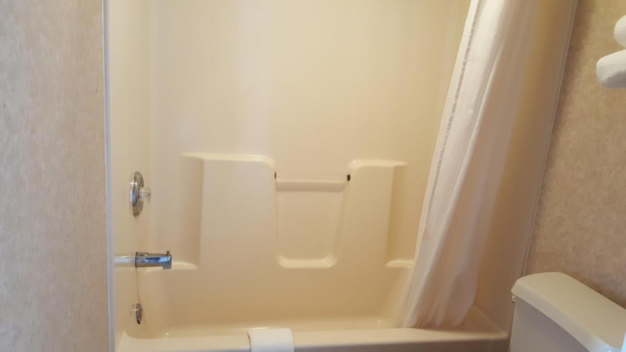 Atrium Inn & Suites — photo 11
